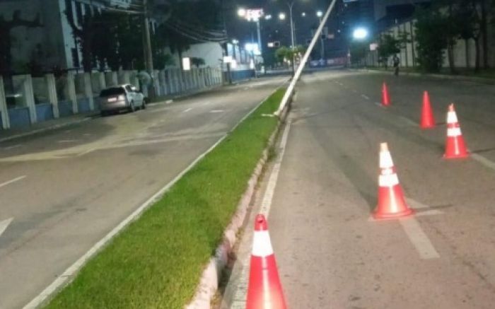 Motorista de Fiesta acerta poste na rua Silva na madrugada (Fotos: Divulgação)