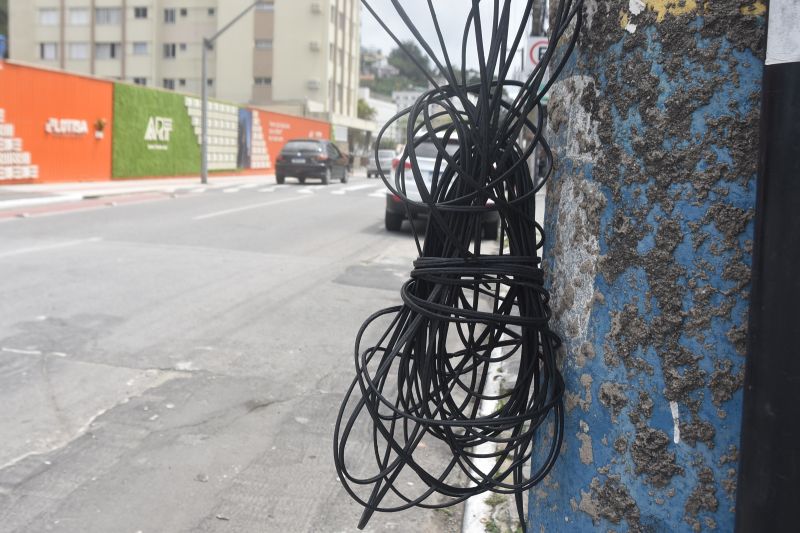 Prefeitura acaba assumindo a tarefa de recolhimento de fios caídos e cortados das ruas em Itajaí