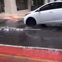 Vídeo: Água “brota” no asfalto de Balneário Camboriú  