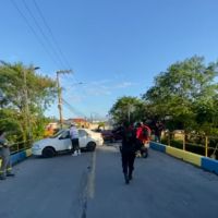 Moradores brecam ponte e fazem confronto com a GM