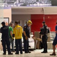 Motorista de Civic se perde e destrói cafeteria da Havan