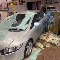 Menor engata marcha ré e destrói cafeteria da Havan 