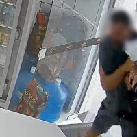 Cliente luta com bandido em assalto à padaria 