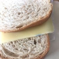 Escola estadual acumula serviu queijo mofado