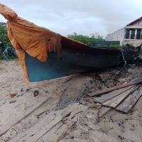 Bandidos tacam fogo em duas bateiras na praia de Penha 