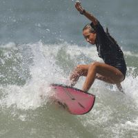 Aspi realiza evento de surfe para mulheres 