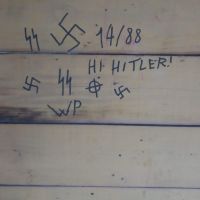 Pichações nazistas em posto de guarda-vidas