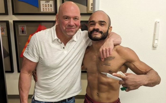 Dana White, presidente do UFC, posa em foto ao lado de Victor Striker
Foto: Divulgação/FMEBC