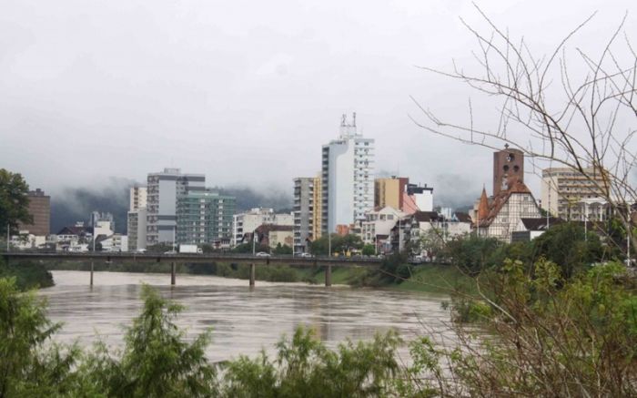 Rio Itajaí-Açu pode chegar a 12 metros e aumenta risco de enchentes (Foto: Divulgação/Prefeitura de Blumenau)