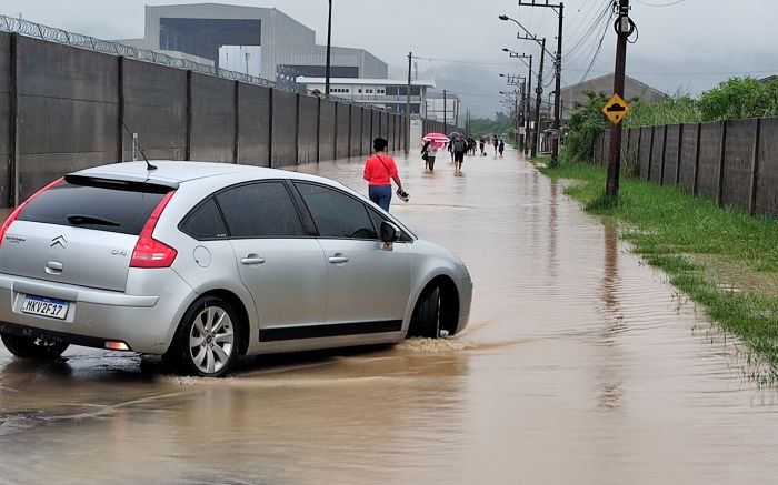 Transversais da rua Eugênio Pezzini estão inundadas (Foto: Franciele Marcon)