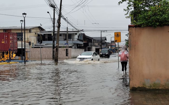 Alagamentos em vários pontos da cidade fez com que município suspendesse a aula (Foto: Franciele Marcon)