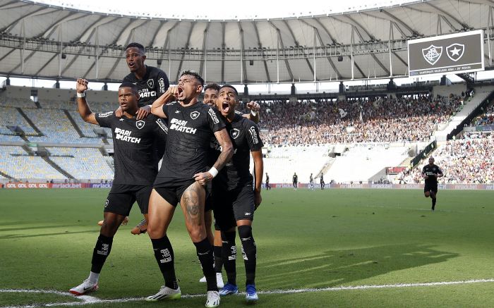 Botafogo bate o Flu no Maracanã e volta a vencer no Brasileirão