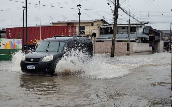 Vários ruas da Murta e Cordeiros foram inundadas (foto: Franciele Marcon)