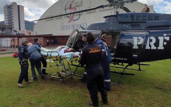 Um cadeirante com problemas renais também foi transportado pela aeronave (Foto: Divulgação)