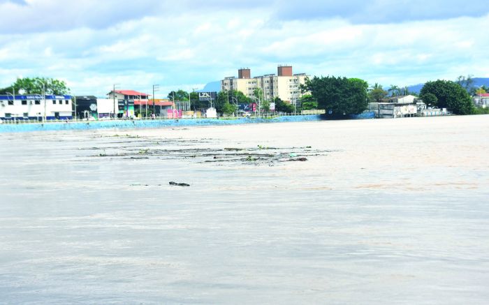 Entulhos são trazidos pela forte correnteza
(foto: João Batista)