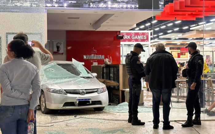 Ré maluca acabou com vitrine e cafeteria da loja (Foto: da redação)