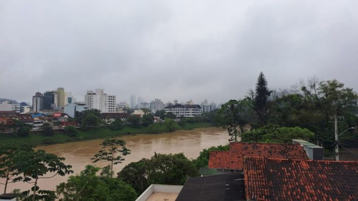 Previsão é de chuva forte durante toda a quinta-feira