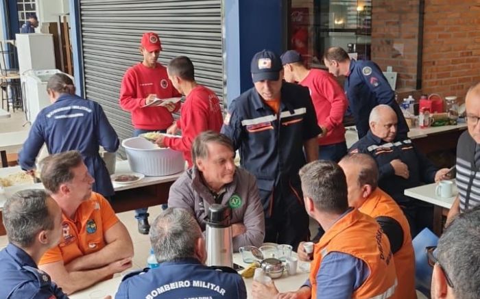 Ex-presidente foi visto almoçando com representantes do Corpo de Bombeiros e da Defesa Civil de Santa Catarina (Foto: divulgação)