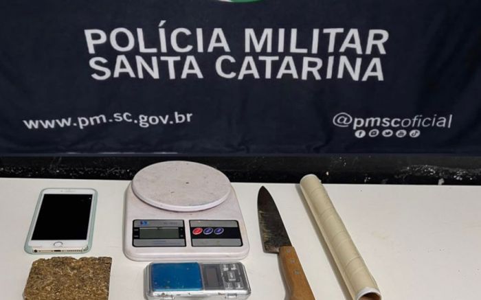 Preso por tráfico de drogas diz que drogas são pra consumo (Foto: Divulgação/Polícia Militar)