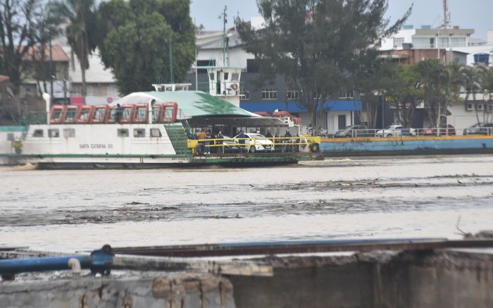 Mergulhadores trabalharam na embarcação navegando e lotada de passageiros 
(Foto: João Batista)