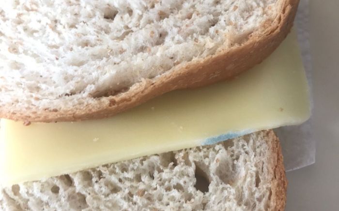 Uma das mães chegou a publicar a foto de um queijo mofado que a filha recebeu durante o intervalo (Foto: Reprodução/Leitor)