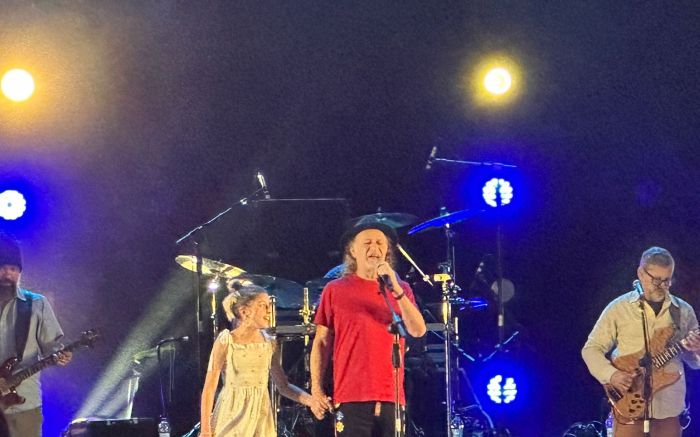 Catarina dançava na plateia quando foi convidada pelo músico a cantar (Foto: Franciele Marcon)