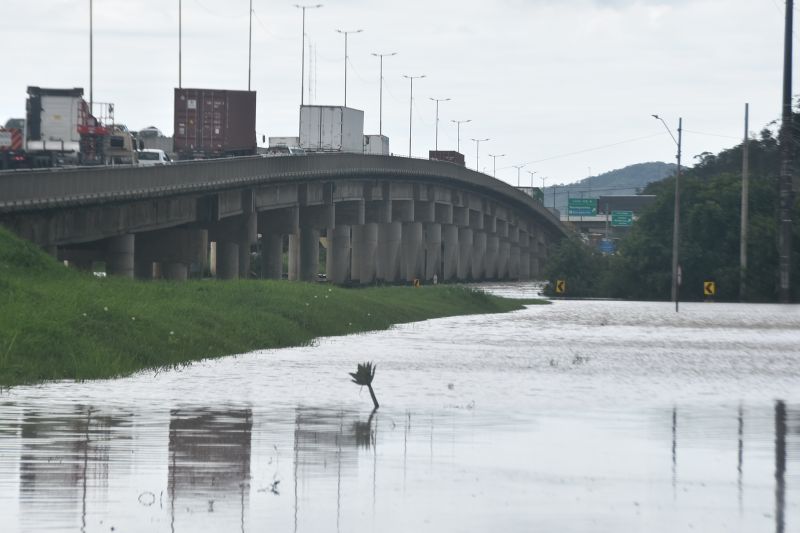Água invadiu pista marginal da BR (foto: João Batista)