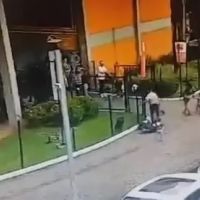 Crime no supermercado: Morador de rua foi perseguido e esfaqueado pelas costas, mostram novas imagens  