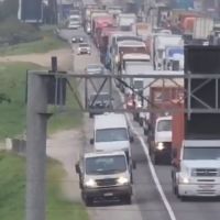 Vídeo: Motoristas são flagrados furando filas no acostamento na BR 101