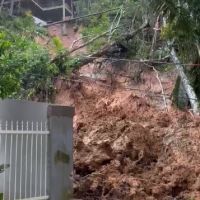 Vídeo: Deslizamento de terra em Cabeçudas quase acerta casa