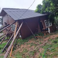 Vídeo: deslizamento de terra derruba casa na Vila Fortaleza  