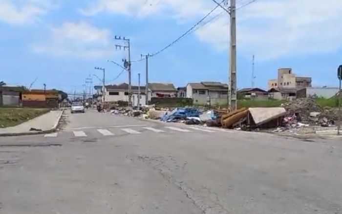 Terreno da prefeitura no bairro Cordeiros virou depósito de lixo (Foto: Reprodução)