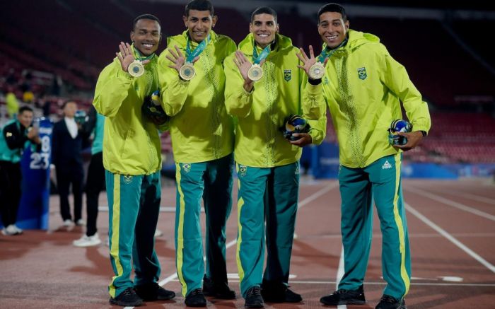 Primeiro à esquerda, Douglas Mendes faturou duas medalhas no Pan. Foto: Divulgação/COB