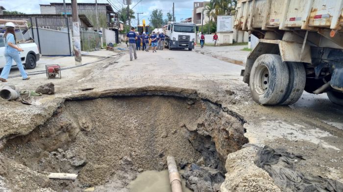 Tubulação rompeu embaixo da galeria de drenagem pluvial
(Foto: Divulgação)