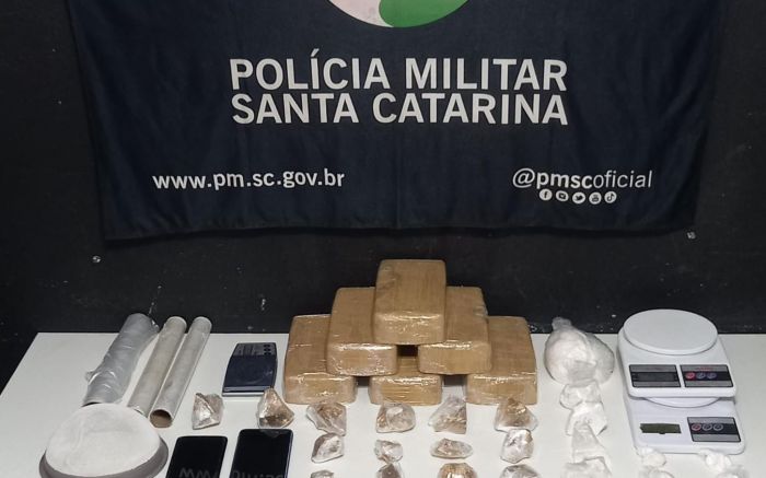 No total, foram encontrados 761 gramas de cocaína e 6,7 kg de crack pelos PMs (divulgação)