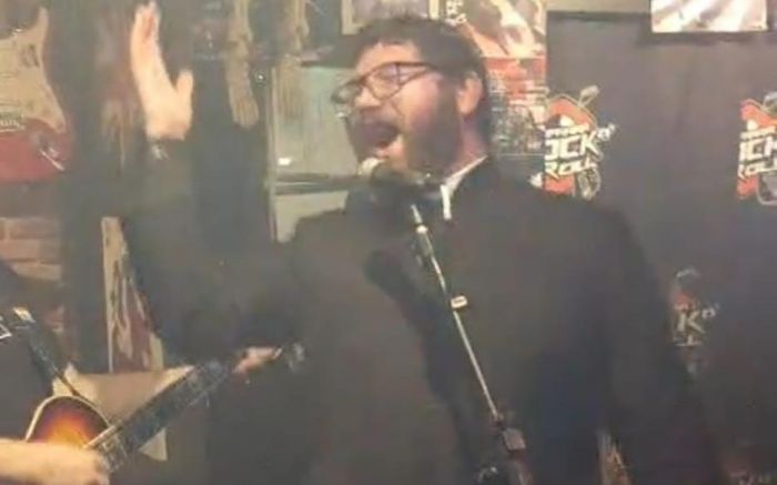 Padre Deivid deu canja no Confraria do Rock cantando Raul Seixas (Foto: Reprodução)