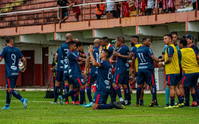 Golas pegou três pênaltis e foi glorioso (Foto: Bruno Golembiewski)