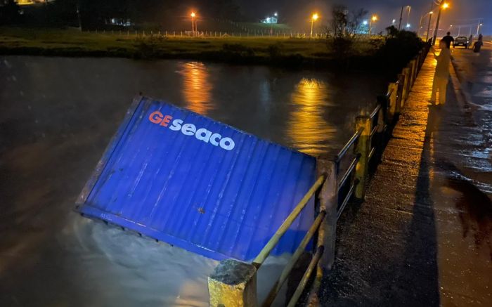 Contêiner ficou entalado até por volta das 2h40 da madrugada de sexta-feira (Fotos: Wilson Schmidt Junior)