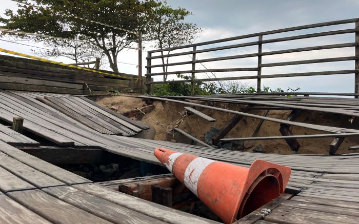 Passarela da Brava cede após força da água e erosão (Foto: da Redação)