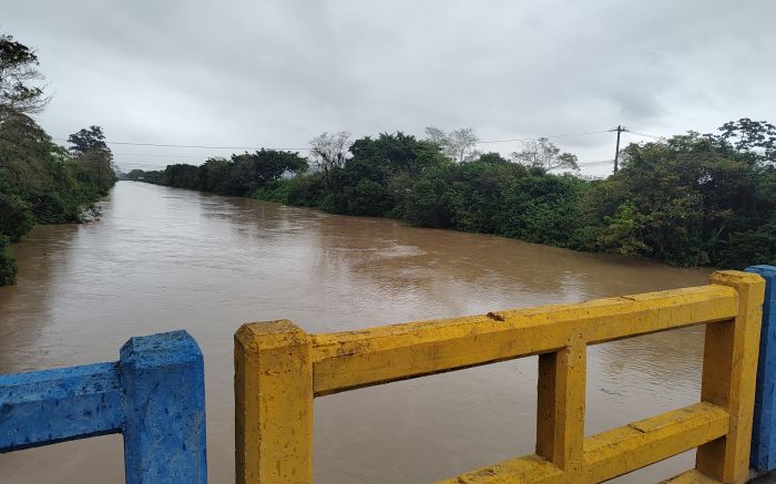 Elevação dos rios Itajaí mirim e açu, aliada à maré, deve alagar regiões ribeirinhas de Itajaí neste sábado
(foto: Franciele Marcon)