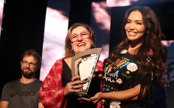 Karinah entregou o prêmio de melhor intérprete para Bárbara Damásio (Foto: Divulgação)
