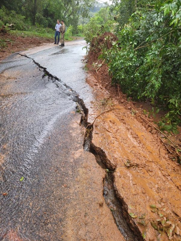 Rodovia estadual teve rachaduras na quinta