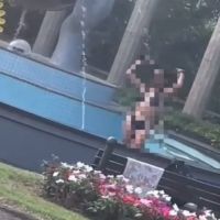 Mulher faz de piscina o chafariz da prefeitura