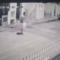Câmera flagra homem se masturbando na rua