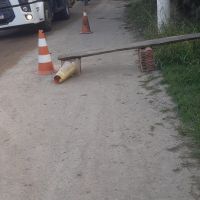 Moradores de Piçarras usam troncos e cones em protesto contra “caos” no trânsito