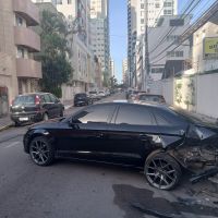 Motorista de Corsinha bate em Audi estacionado e foge 