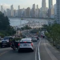 Vídeo: Motociclista atingido por porta na Estrada da Rainha ganha alta