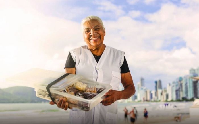 Tia da Cocada passa por problema de saúde e pede apoio da comunidade (Foto: Reprodução/ Redes Sociais/Estúdio Dois A)