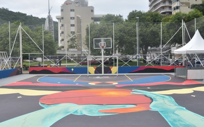Nova quadra de basquete ganhou pintura da artista Titi Bertol, de Porto Alegre
(Foto: João Batista)