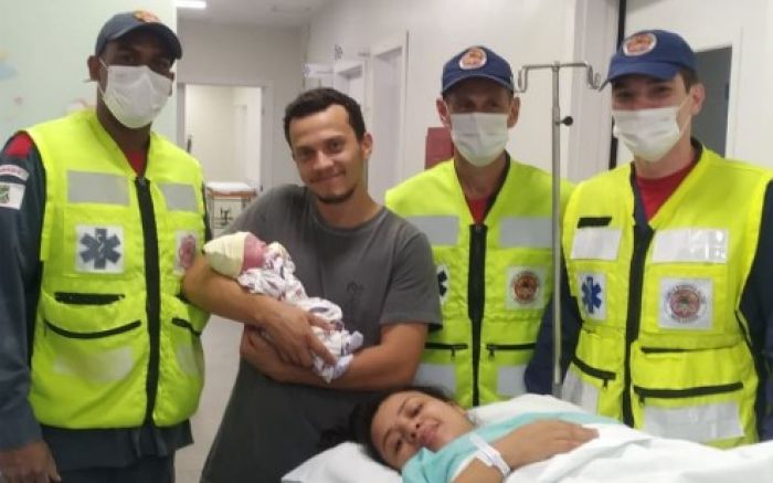 Os bombeiros ajudaram no parto (Foto: Divulgação)